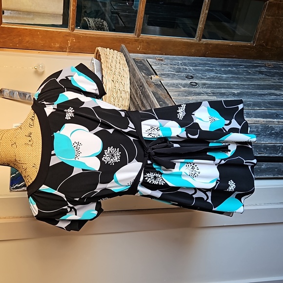 Beautiful black/white/teal cap sleeve top. Large. Like new - Picture 4 of 12